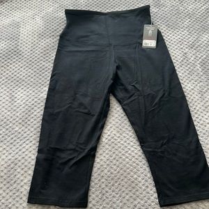 NEW Cotton Control black capri legging size S